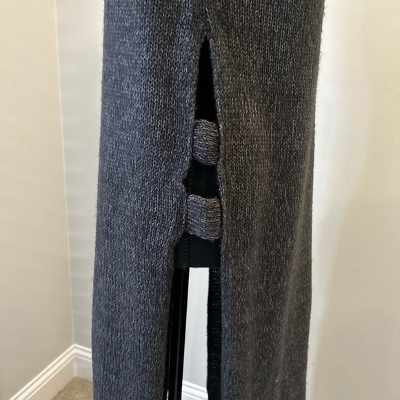 RD Style Turtle Neck no Sleeves with side slits. Size M - Picture 3 of 5